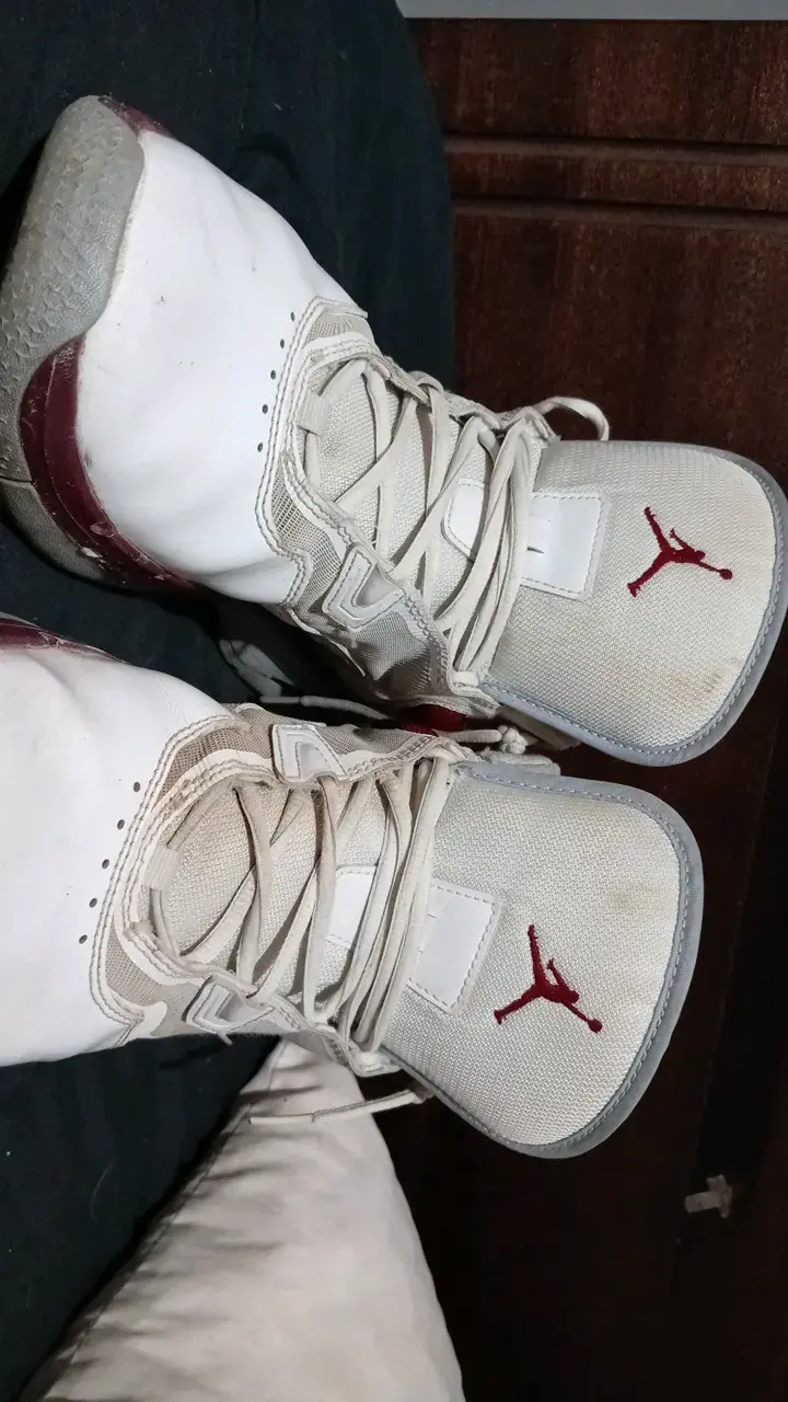 Zapatillas deportivas blancas con logo rojo - 1