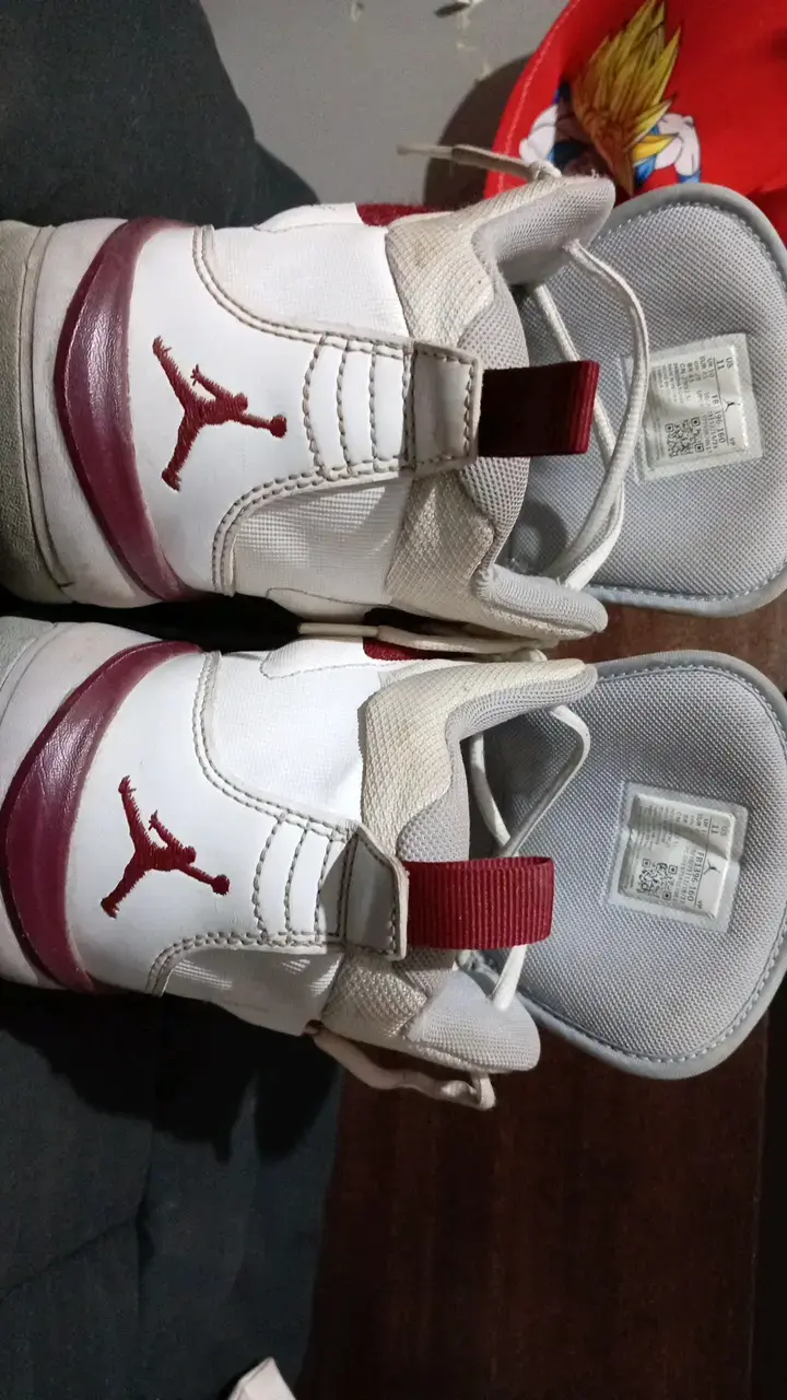 Zapatillas deportivas blancas con logo rojo - 2