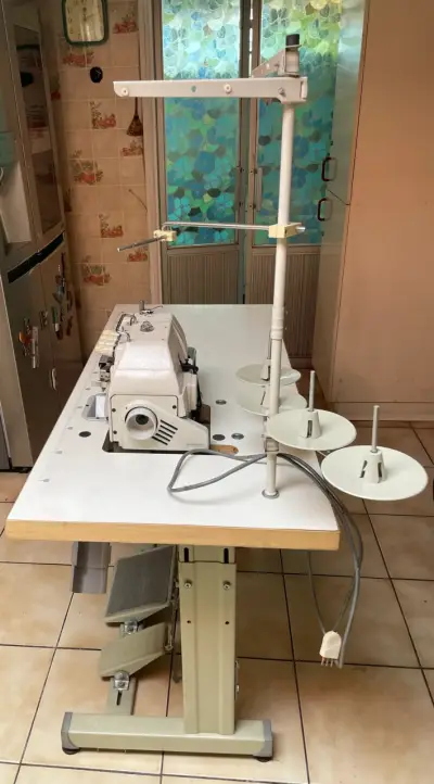 Vendo máquina Overlock Industrial - miniatura 1