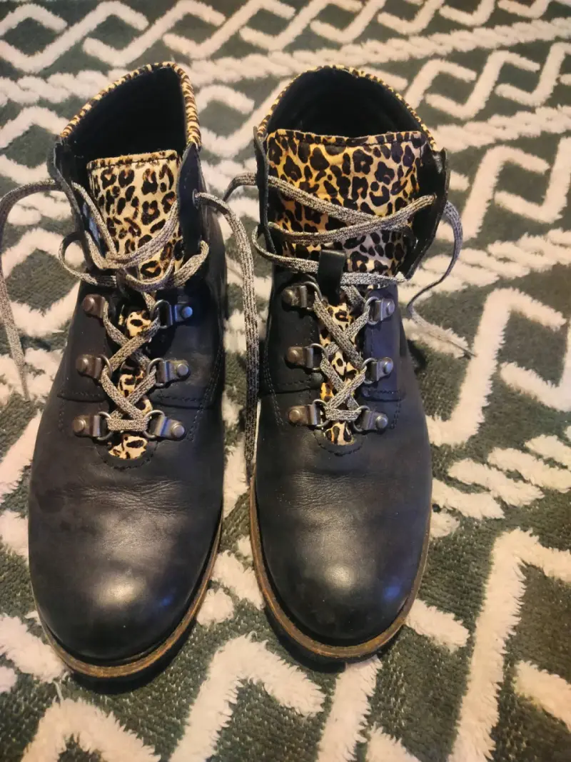Botas de cuero negras con diseño animal print - 1