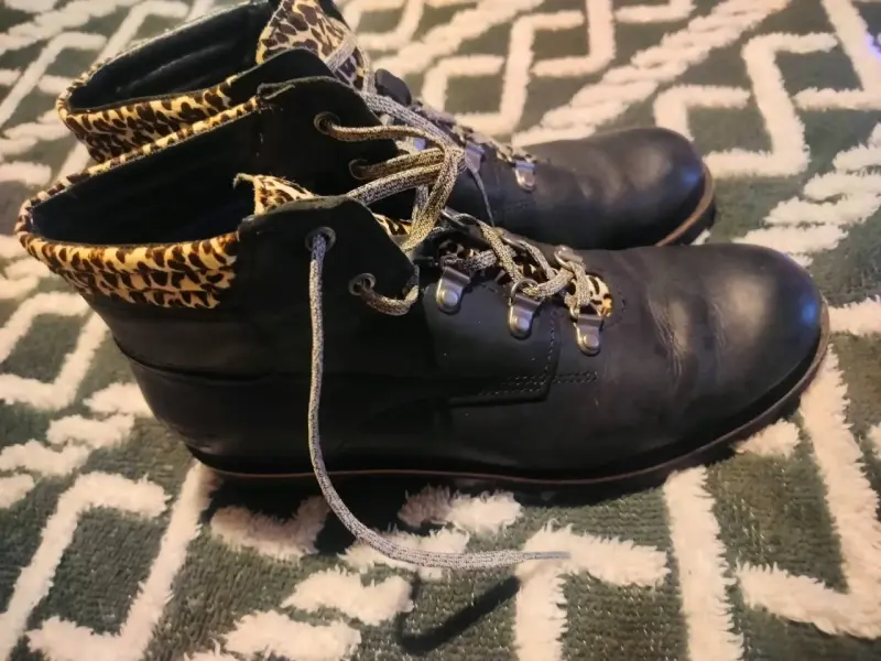 Botas de cuero negras con diseño animal print - 2