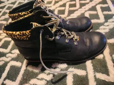 Botas de cuero negras con diseño animal print - miniatura 2