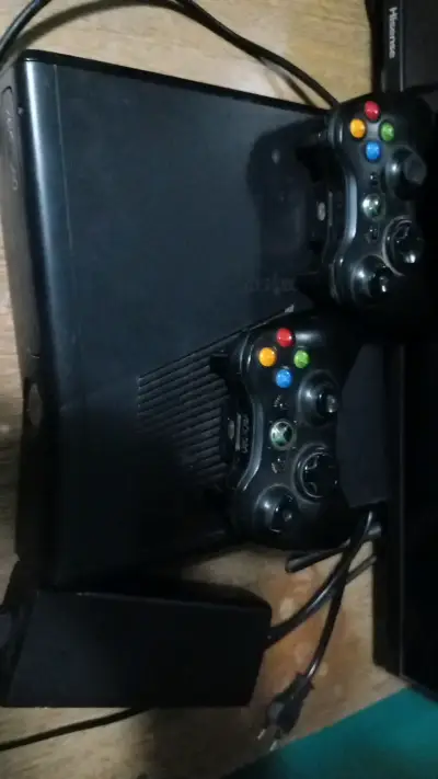 Consola Xbox 360 con dos controles - miniatura 1