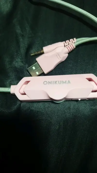 Audífonos gamer rosa con orejas de gato Onikuma - miniatura 3