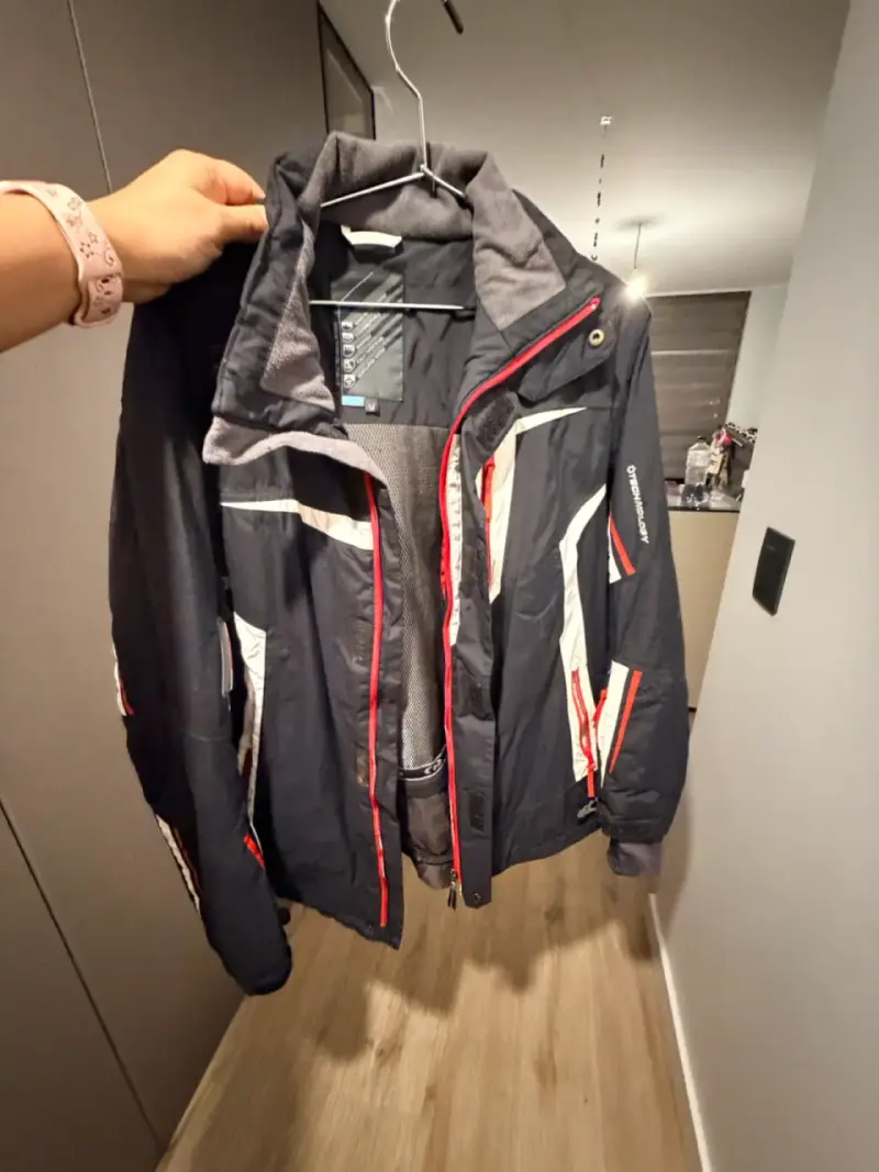 Chaqueta de esquí negra con detalles rojos y blancos - 2