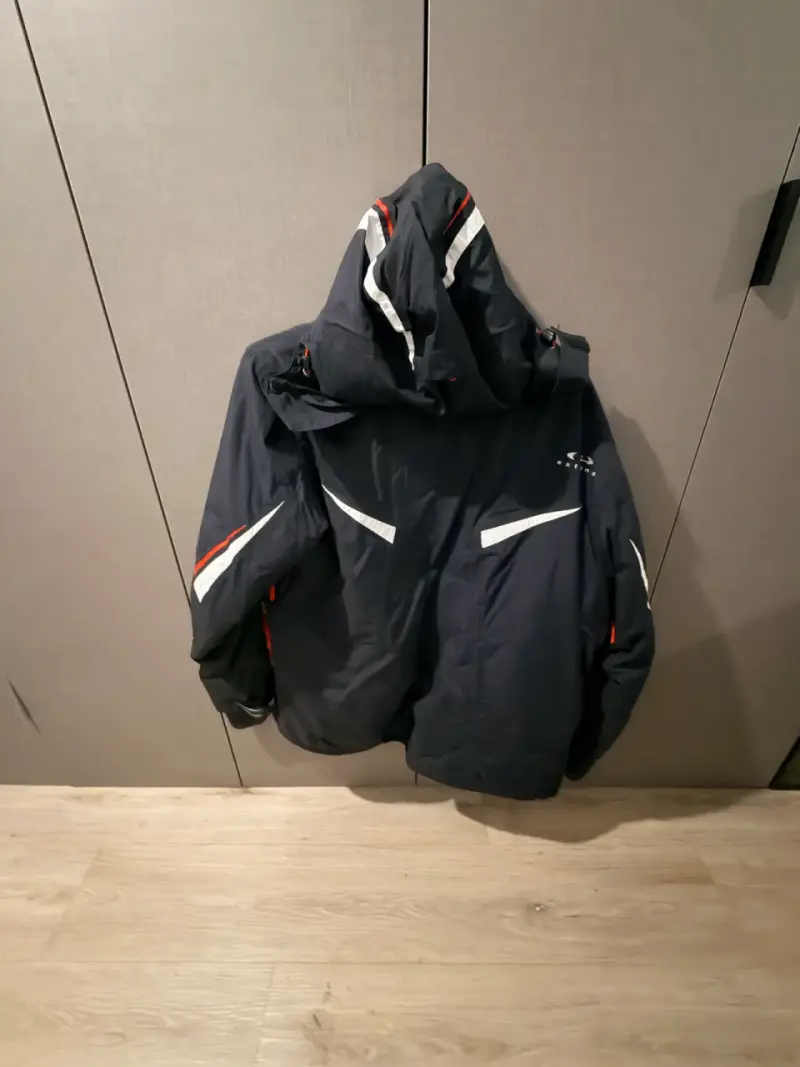 Chaqueta de esquí negra con detalles rojos y blancos - 3