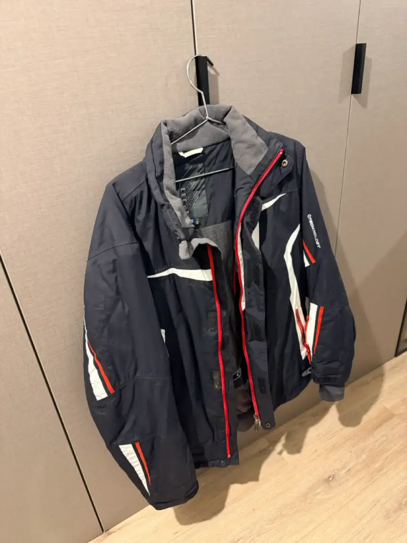 Chaqueta de esquí negra con detalles rojos y blancos - 5
