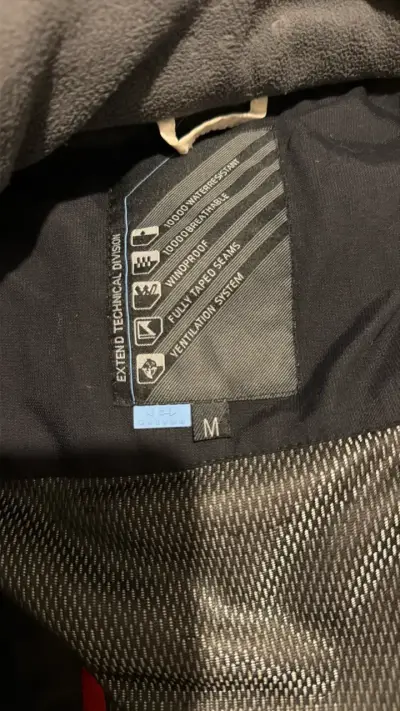 Chaqueta de esquí negra con detalles rojos y blancos - miniatura 6