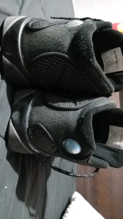 Zapatillas deportivas negras con diseño moderno - miniatura 1