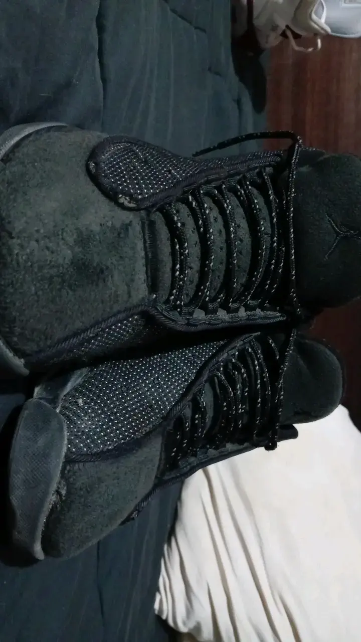 Zapatillas deportivas negras con diseño moderno - 2