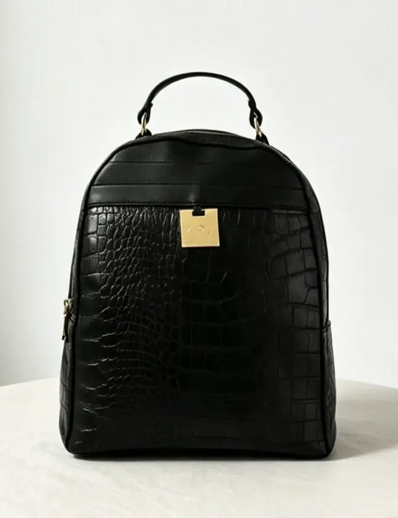 Mochila de cuero negro con textura elegante