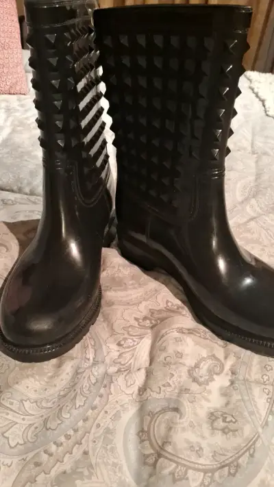 Botas de goma negras con diseño de tachuelas - miniatura 1