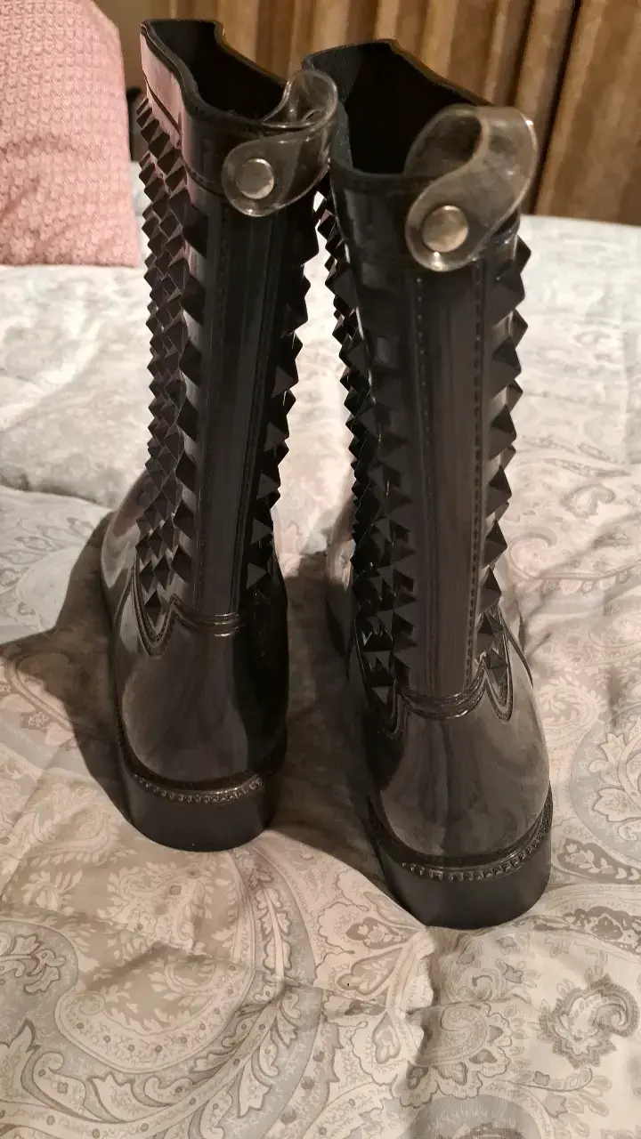 Botas de goma negras con diseño de tachuelas - 2