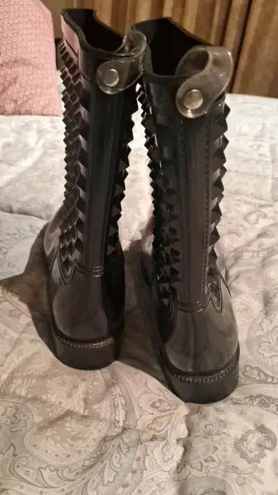 Botas de goma negras con diseño de tachuelas - miniatura 2