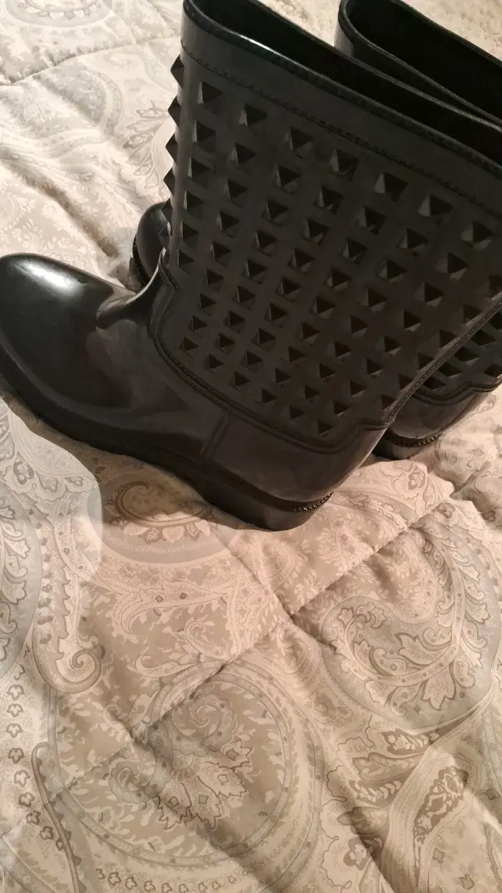 Botas de goma negras con diseño de tachuelas - 3