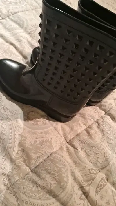 Botas de goma negras con diseño de tachuelas - miniatura 3