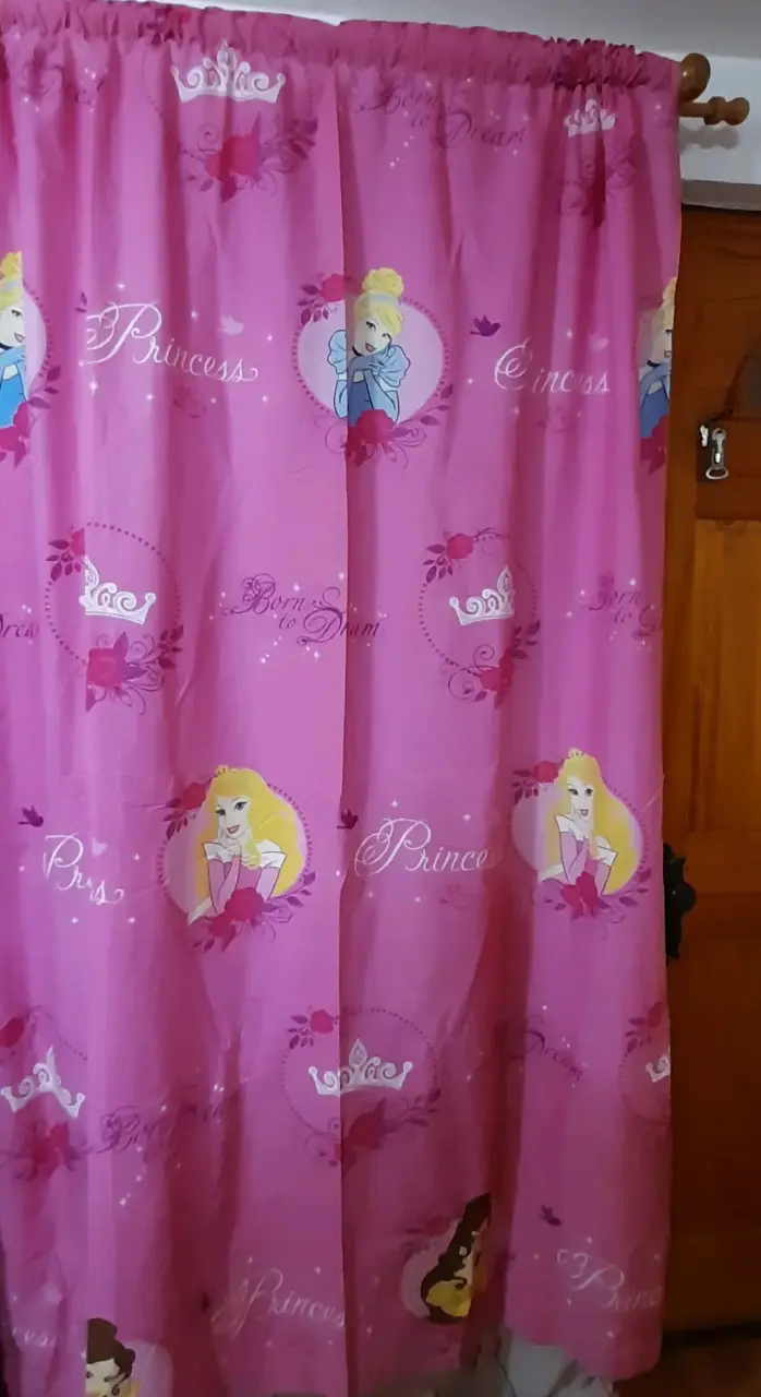 Cortina infantil rosa con princesas Disney