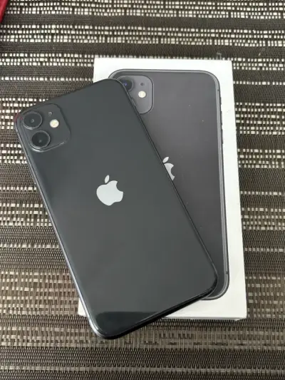 iPhone 11 negro en buen estado - miniatura 1