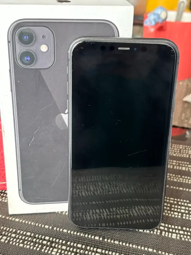 iPhone 11 negro en buen estado - 2