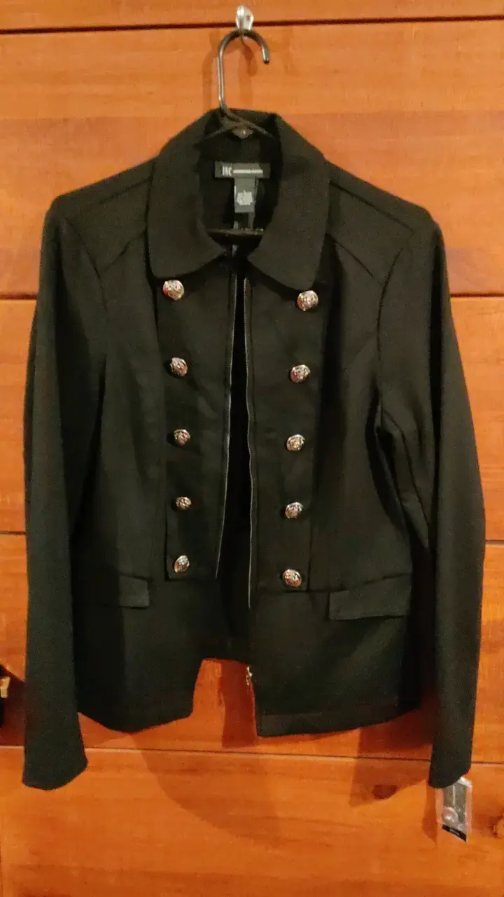 Chaqueta negra con botones decorativos para mujer - 2