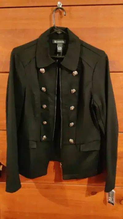 Chaqueta negra con botones decorativos para mujer - miniatura 2