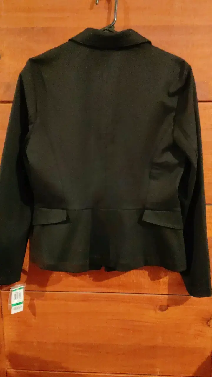 Chaqueta negra con botones decorativos para mujer - 3