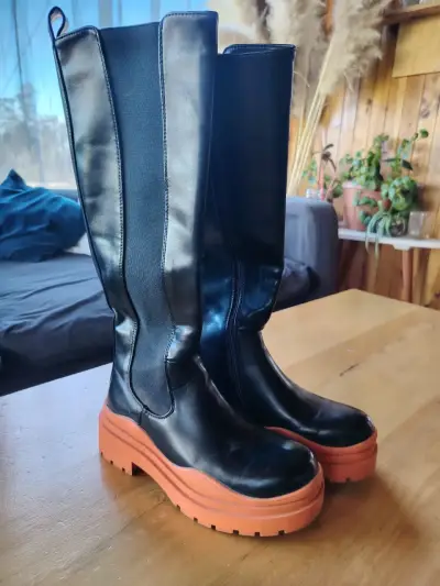 Botas negras de cuero con plataforma - miniatura 1