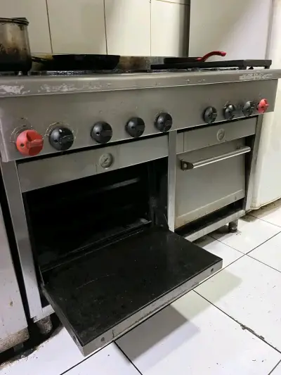 Cocina industrial de acero inoxidable con horno - miniatura 2