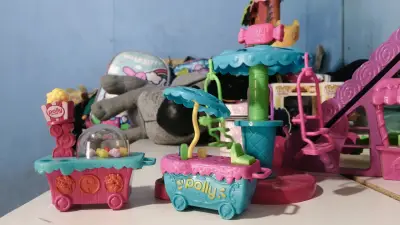 Set de juego Polly Pocket avión y parque acuático - miniatura 2