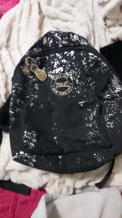 Mochila Everlast negra con diseño moderno - miniatura 1