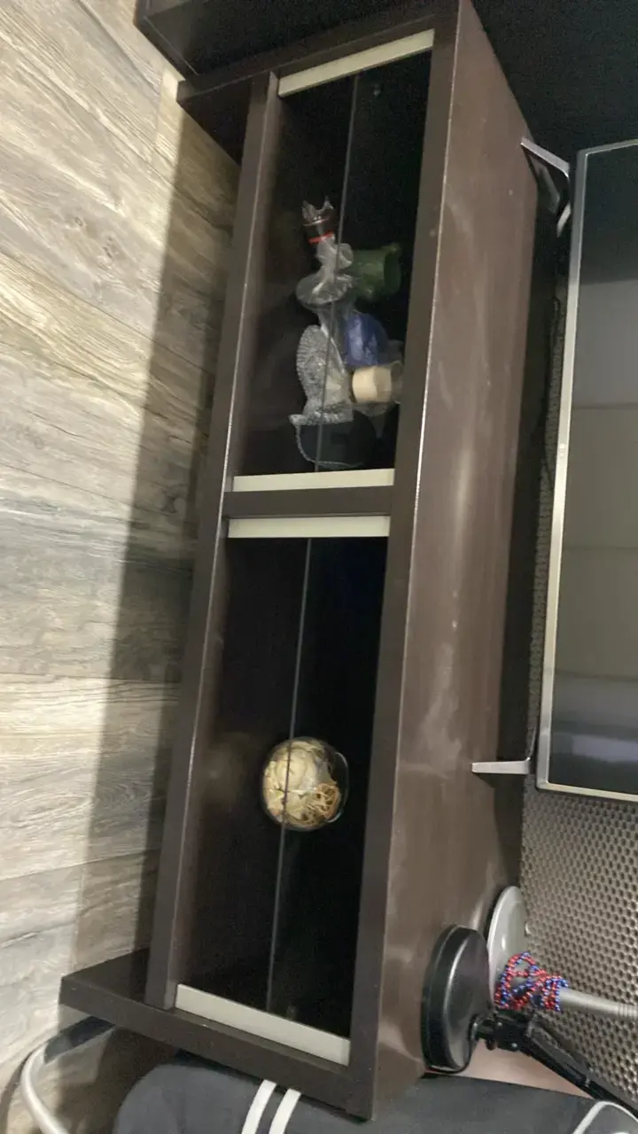 Estante de madera oscuro con dos niveles