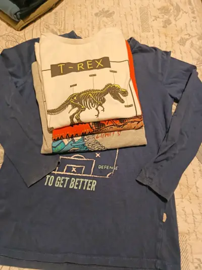Conjunto de poleras y polerón para niño - miniatura 1