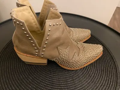 Botines de cuero con tachas beige - miniatura 1