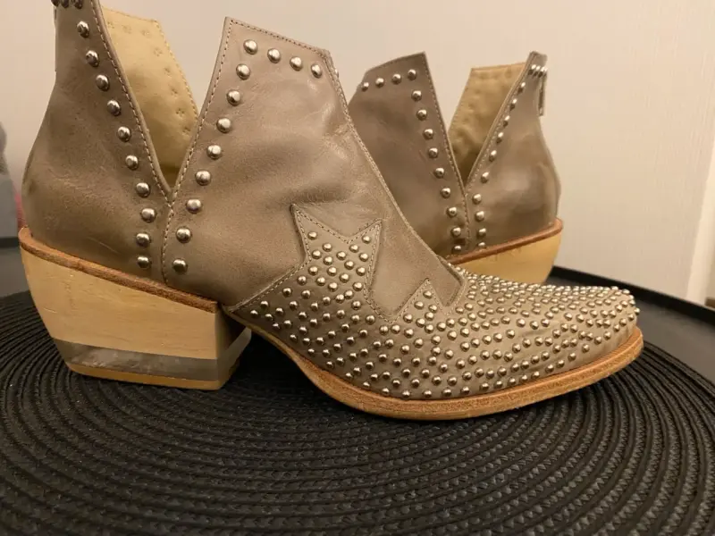 Botines de cuero con tachas beige - 4