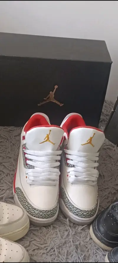 Vendo o permuto Jordan 3 cardinal red talla 42 💯🔴 - miniatura 2