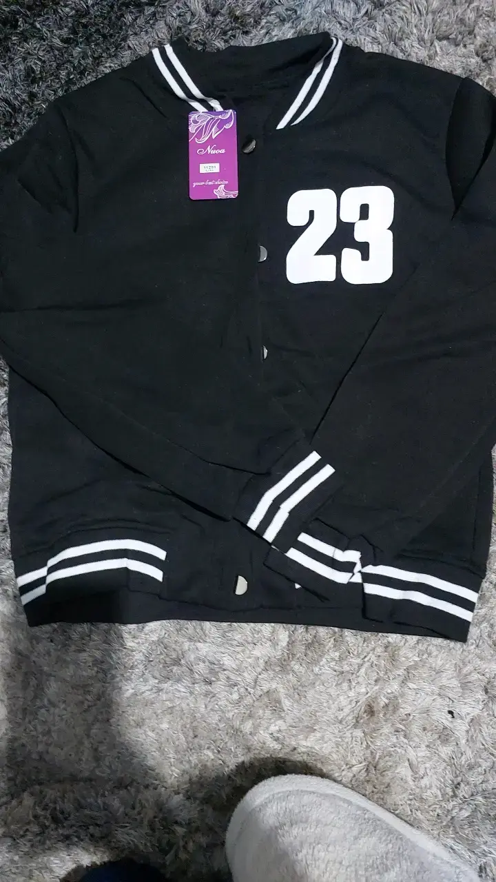 Conjunto deportivo negro con número 23