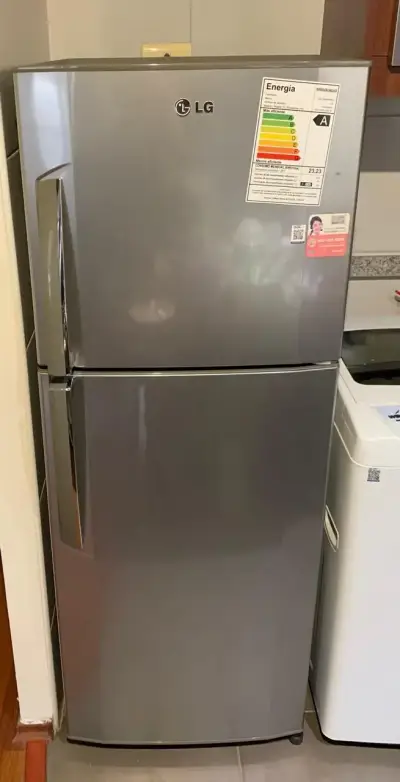Refrigerador LG de dos puertas en acero inoxidable - miniatura 1