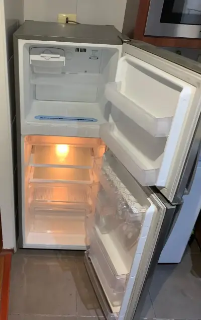Refrigerador LG de dos puertas en acero inoxidable - miniatura 2