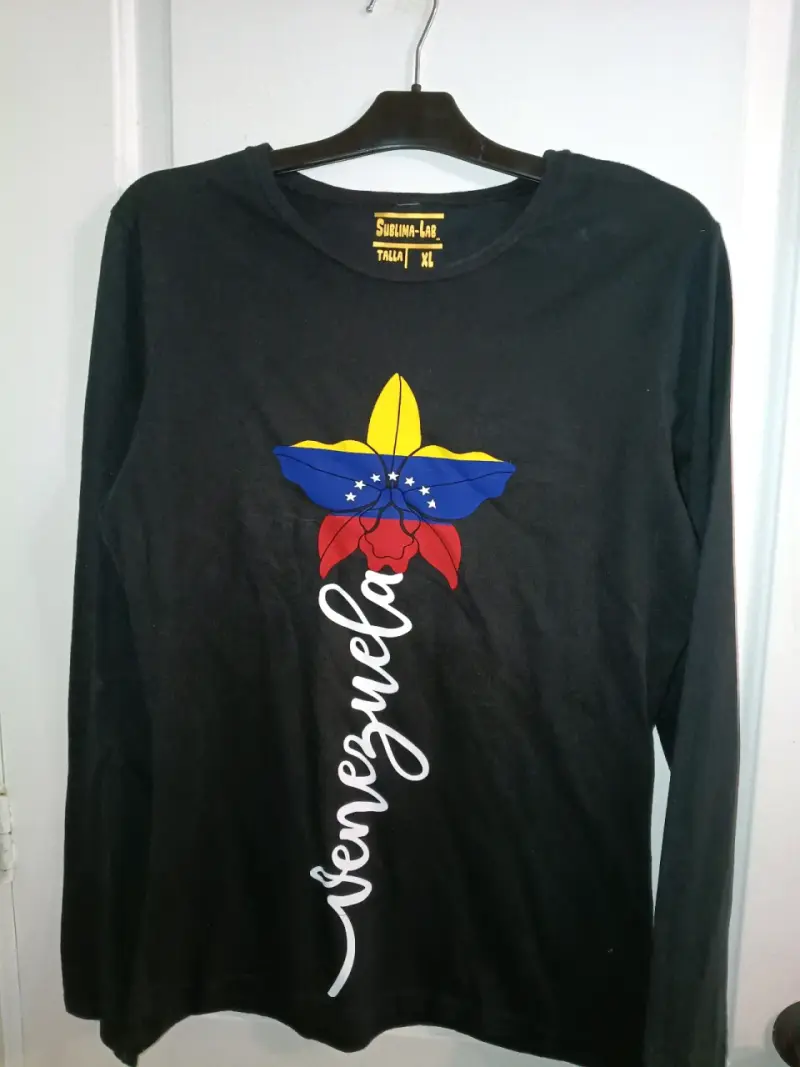 Polera negra con diseño Venezuela - 1