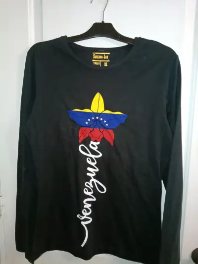 Polera negra con diseño Venezuela - miniatura 1
