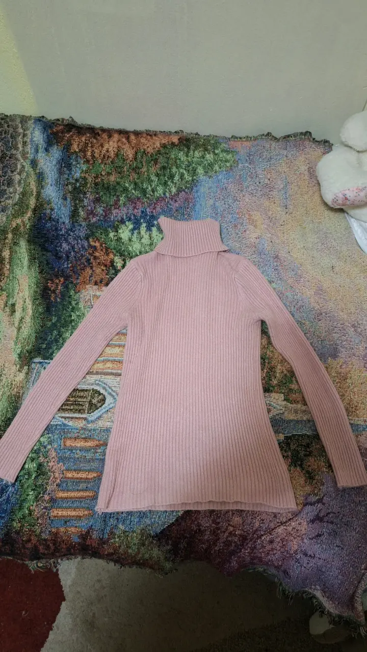 Suéter de cuello alto rosado para mujer