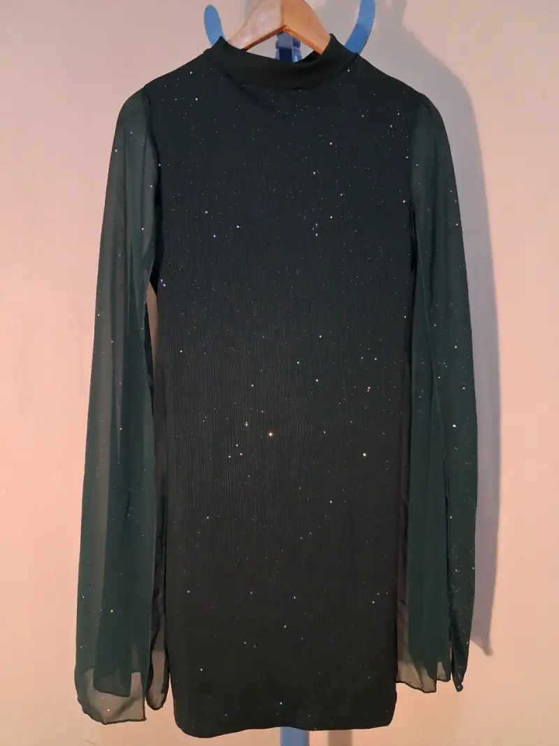 Vestido verde con brillo y mangas largas - 1