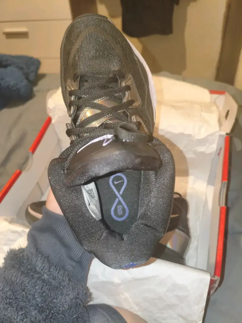 Zapatillas deportivas negras Nike Kyrie - 6