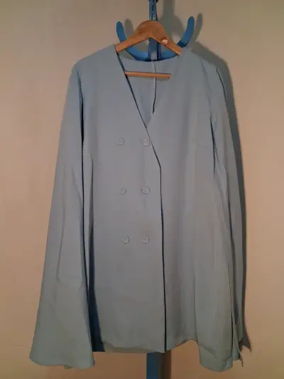 Abrigo Capa azul claro de mujer elegante - miniatura 1