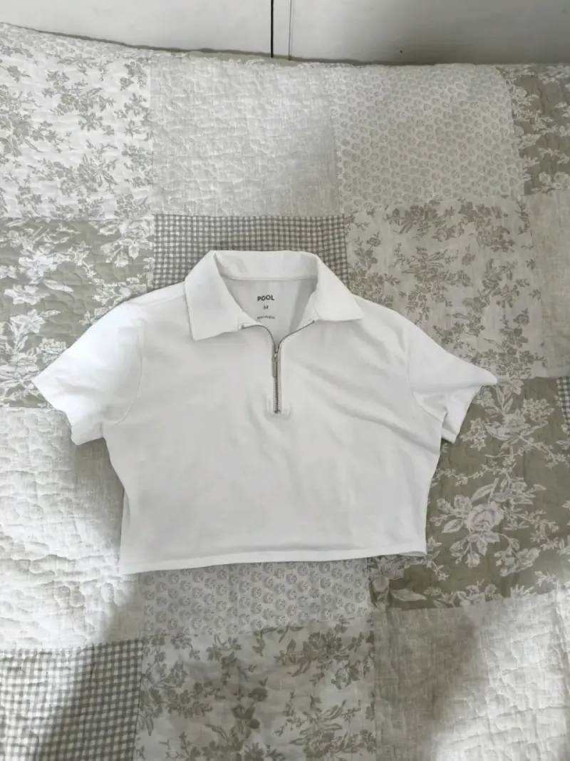 Polera blanca con cierre Pool talla M