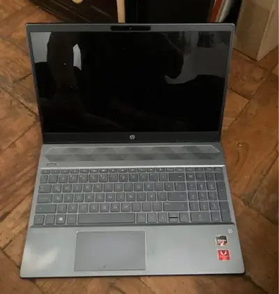 Notebook HP con procesador AMD - miniatura 1