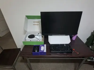 Consola de videojuegos con monitor y teclado - miniatura 1