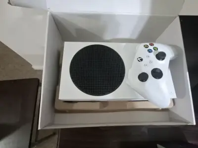 Consola de videojuegos con monitor y teclado - miniatura 4