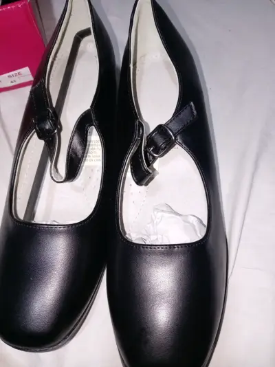 Zapatos de mujer negros con tacón bajo - miniatura 1
