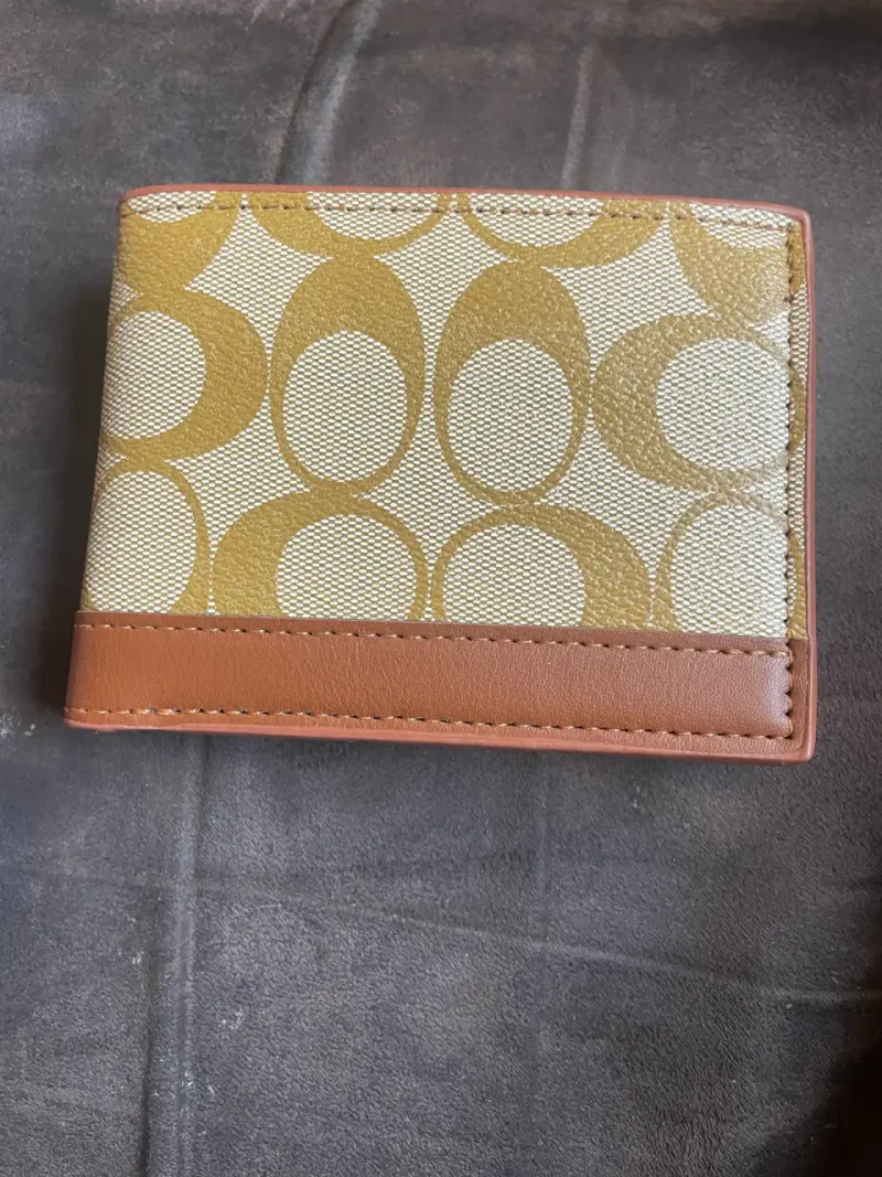 Billetera de cuero con diseño estampado - 1